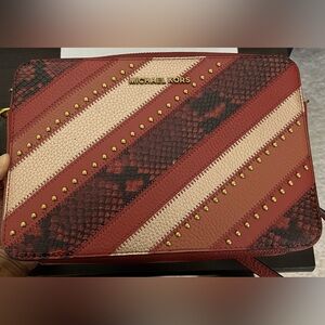 LEATHER-MICHAEL KORS Multi color + mixed texture crossbody w/ brass chain detail